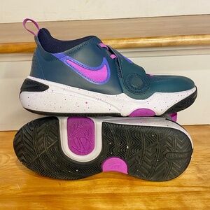 Nike Team Hustle D11 Youth 7 Basketball sneakers